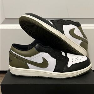 Nike Black and Green Sneakers Classic Design
